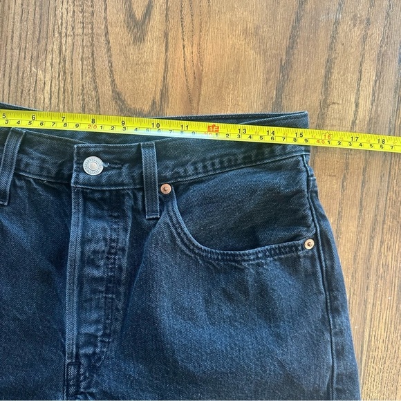 Levi 501 Jean Cut Off Shorts Raw Hem Button Fly Black Denim Size 30 Women’s - Picture 3 of 12